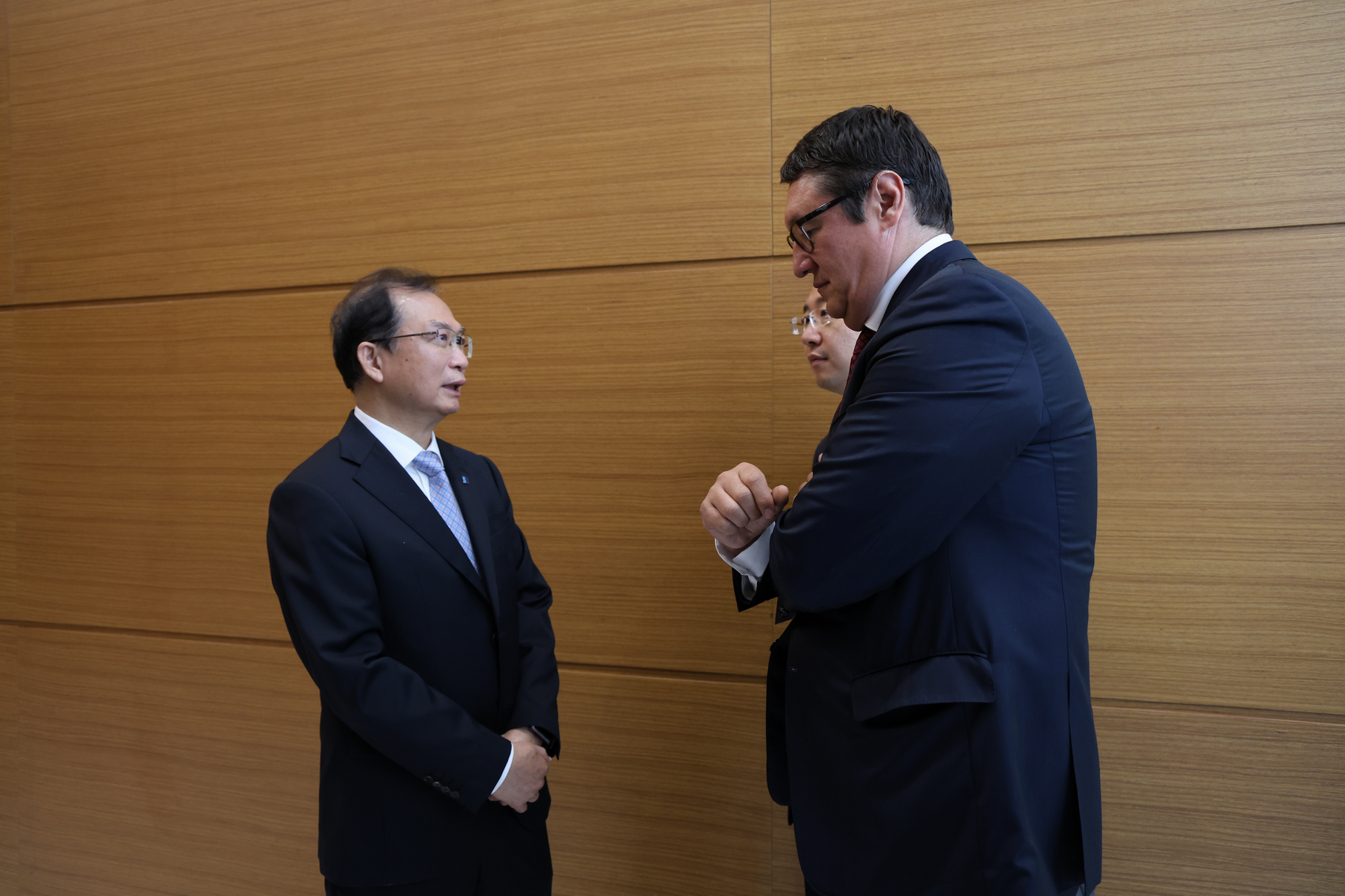 集团董事长与哈萨克斯坦能源部长交谈