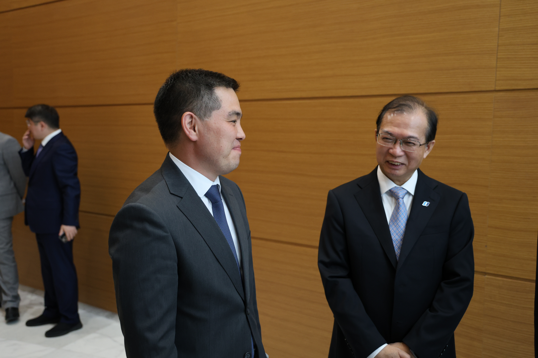 集团董事长与哈萨克斯坦国家电网总裁交谈